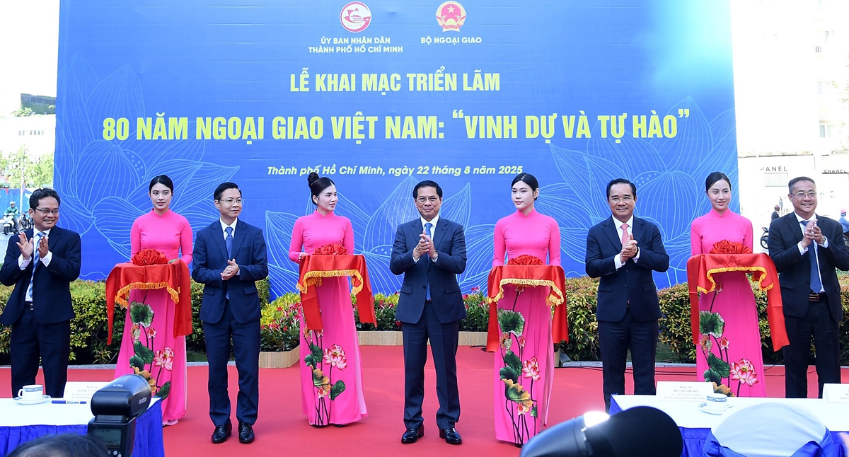 HCM City photo exhibition celebrates 80 years of Vietnamese diplomacy